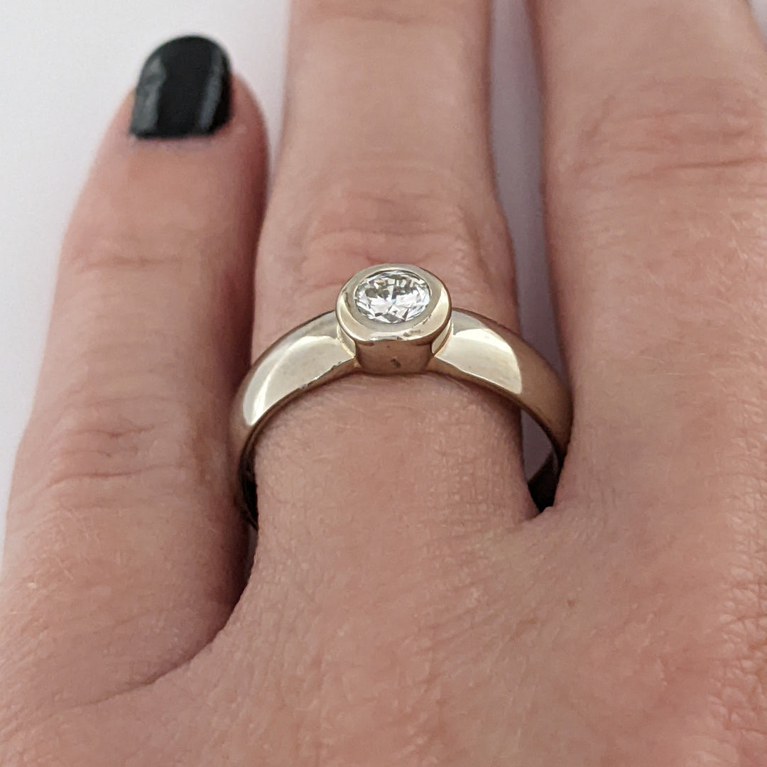 10K WHITE .34 CARAT TOTAL SI1 I DIAMOND ROUND BEZEL SET ESTATE RING 4.3 GRAMS