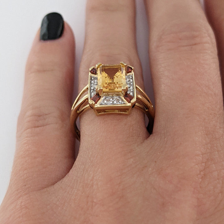 10K CITRINE EMERALD CUT 6X8 WITH (4) GARNET BAGUETTE AND (10) MELEE ESTATE RING 3.1 GRAMS