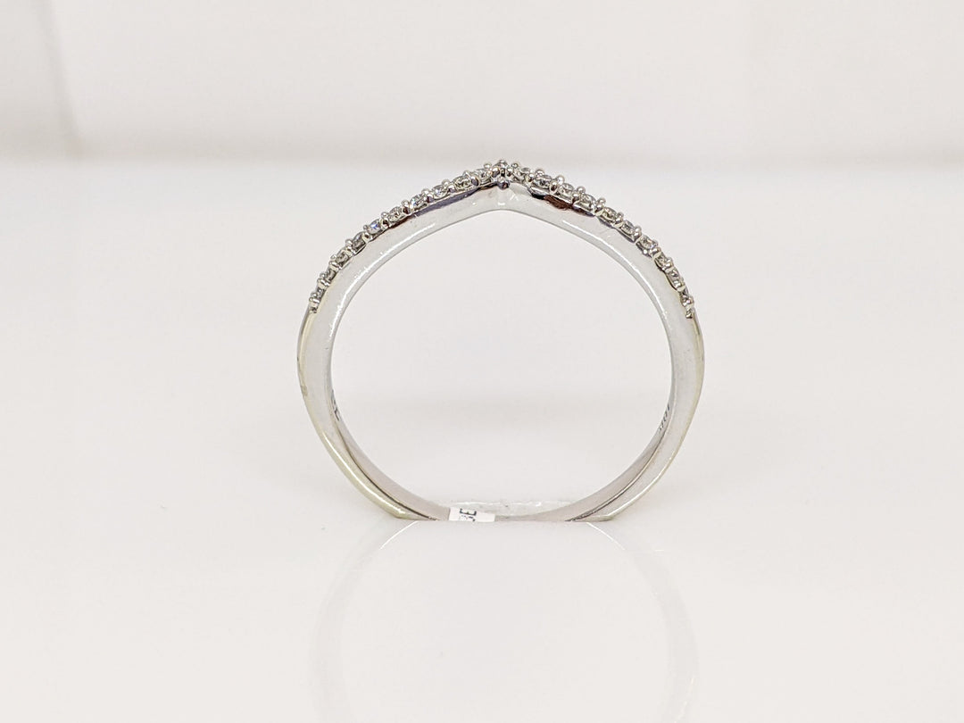 10K WHITE .11 CARAT TOTAL WEIGHT I1 I DIAMOND ROUND (21) V-SHAPED ESTATE BAND 1.3 GRAMS