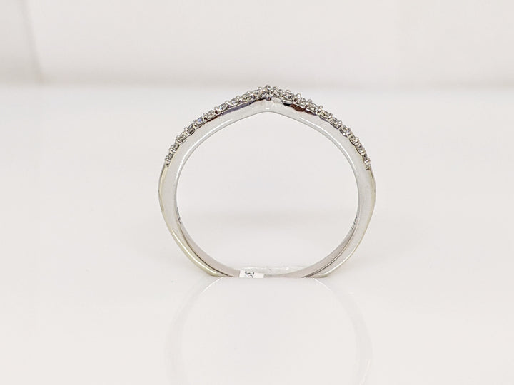 10K WHITE .11 CARAT TOTAL WEIGHT I1 I DIAMOND ROUND (21) V-SHAPED ESTATE BAND 1.3 GRAMS