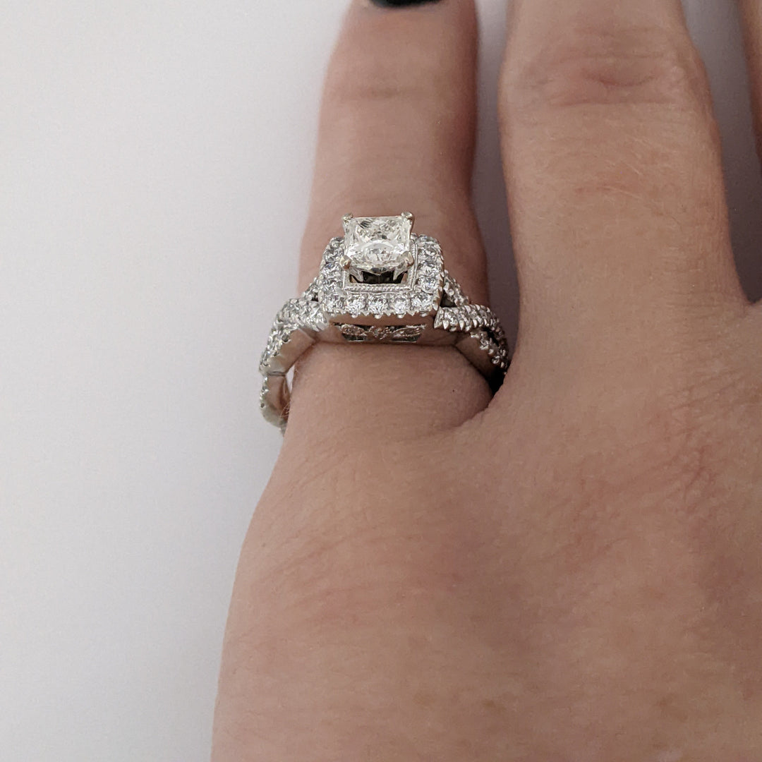 14K WHITE .98 CARAT TOTAL WEIGHT I1 I DIAMOND PRINCESS CUT (1) ROUND (82) TWIST ESTATE HALO RING 4.4 GRAMS