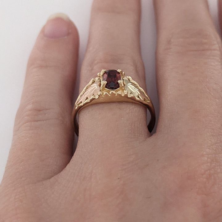 10K TWO-TONE GARNET OVAL 4X6 WITH ROSE LEAF ESTATE RING 2.2 GRAMS