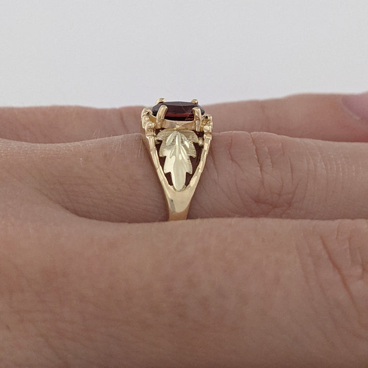 10K TWO-TONE GARNET OVAL 4X6 WITH ROSE LEAF ESTATE RING 2.2 GRAMS