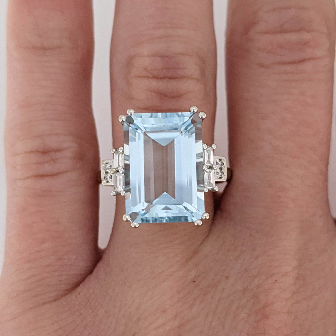 14K WHITE AQUAMARINE EMERALD CUT 10X14 WITH (4) BAGUETTE (4) ROUND MELEE ESTATE RING 5.2 GRAMS