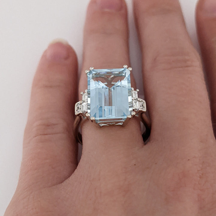 14K WHITE AQUAMARINE EMERALD CUT 10X14 WITH (4) BAGUETTE (4) ROUND MELEE ESTATE RING 5.2 GRAMS