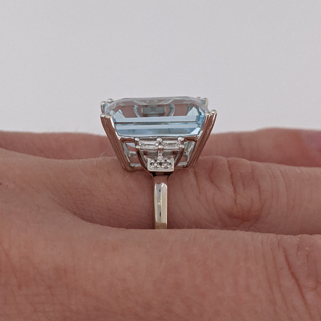 14K WHITE AQUAMARINE EMERALD CUT 10X14 WITH (4) BAGUETTE (4) ROUND MELEE ESTATE RING 5.2 GRAMS