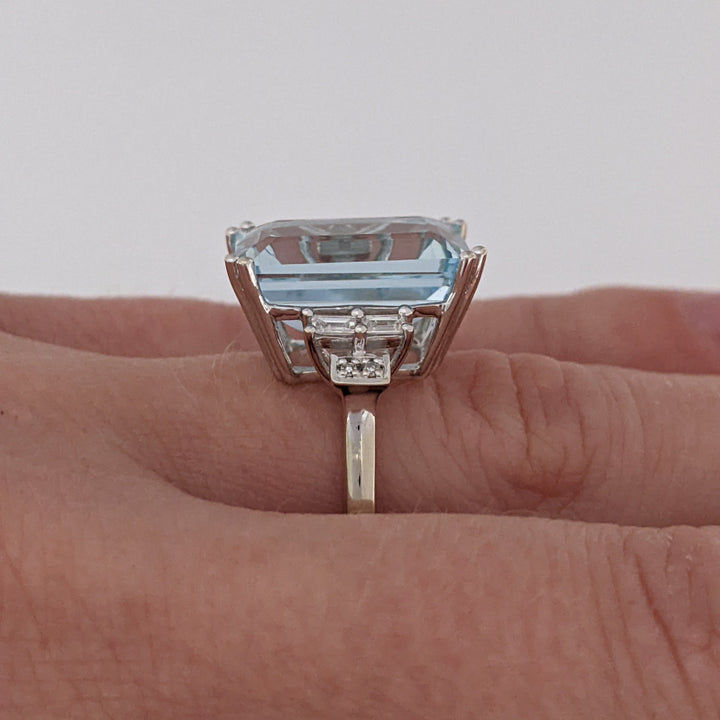 14K WHITE AQUAMARINE EMERALD CUT 10X14 WITH (4) BAGUETTE (4) ROUND MELEE ESTATE RING 5.2 GRAMS