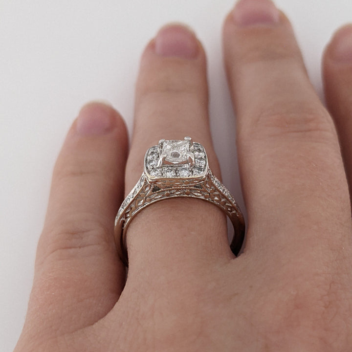 14K WHITE .90 CARAT TOTAL WEIGHT I1 H DIAMOND PRINCESS CUT (1) ROUND (20) ESTATE HALO RING 4.5 GRAMS