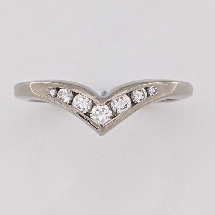 18K WHITE .21 CARAT TOTAL WEIGHT SI1 I DIAMOND ROUND (7) V-SHAPED ESTATE BAND 3.2 GRAMS