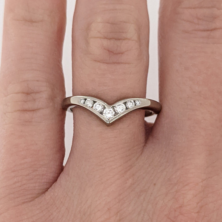 18K WHITE .21 CARAT TOTAL WEIGHT SI1 I DIAMOND ROUND (7) V-SHAPED ESTATE BAND 3.2 GRAMS