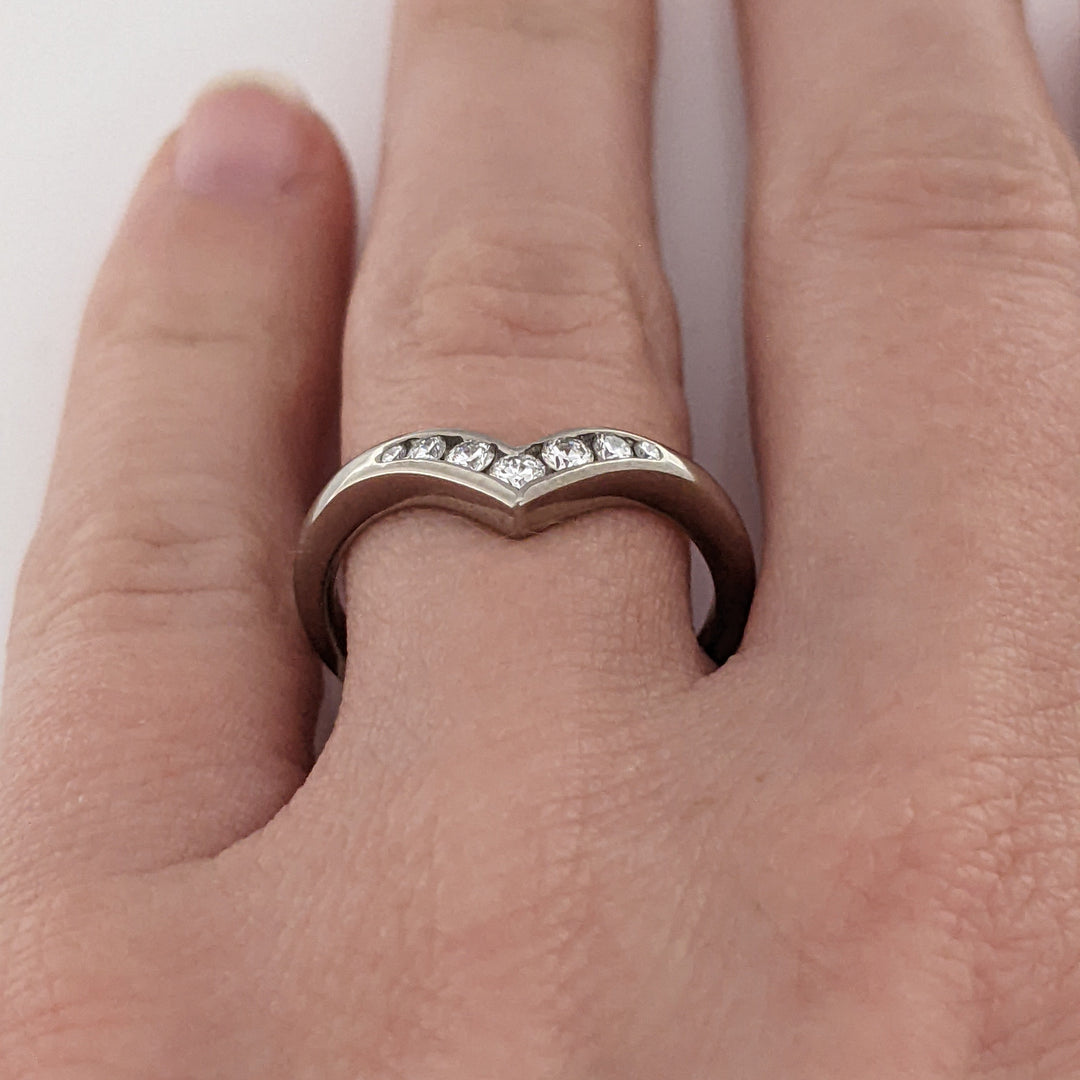 18K WHITE .21 CARAT TOTAL WEIGHT SI1 I DIAMOND ROUND (7) V-SHAPED ESTATE BAND 3.2 GRAMS