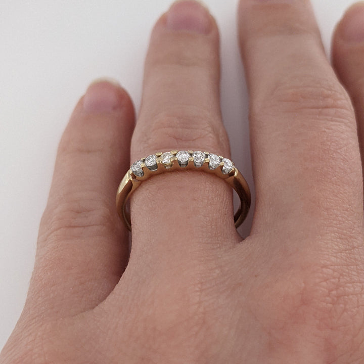 14K .21 CARAT TOTAL WEIGHT I1 H DIAMOND ROUND (7) ESTATE PRONG BAND 2.4 GRAMS