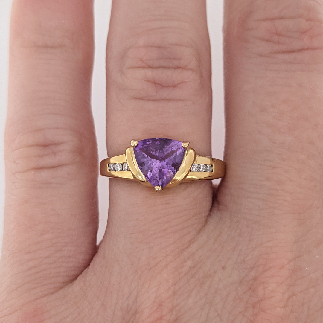 10K AMETHYST TRILLION 7MM WITH (6) MELEE ESTATE RING 2.0 GRAMS