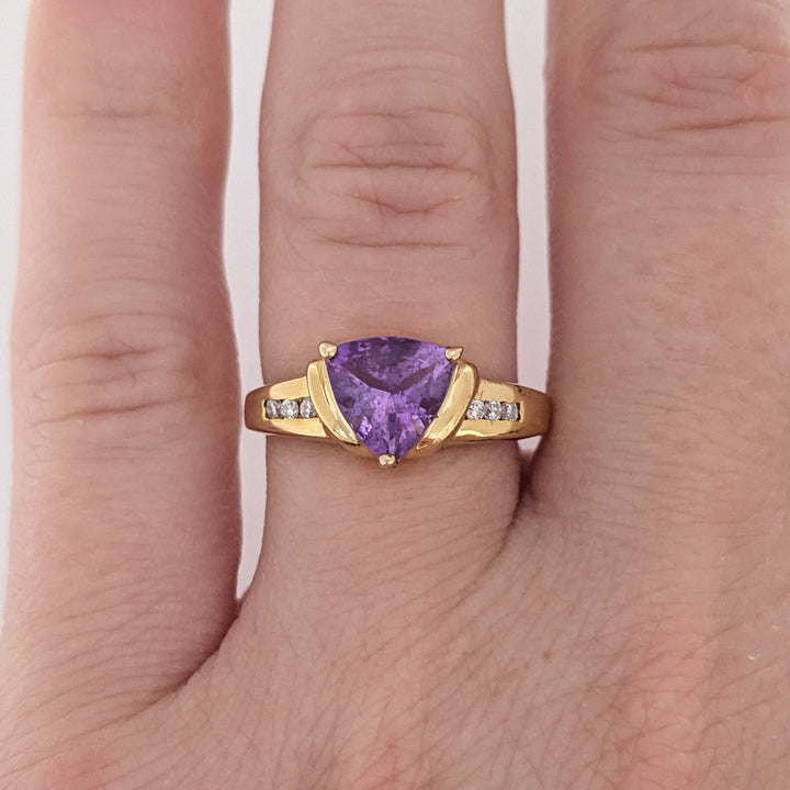 10K AMETHYST TRILLION 7MM WITH (6) MELEE ESTATE RING 2.0 GRAMS