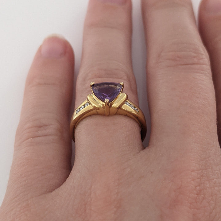10K AMETHYST TRILLION 7MM WITH (6) MELEE ESTATE RING 2.0 GRAMS