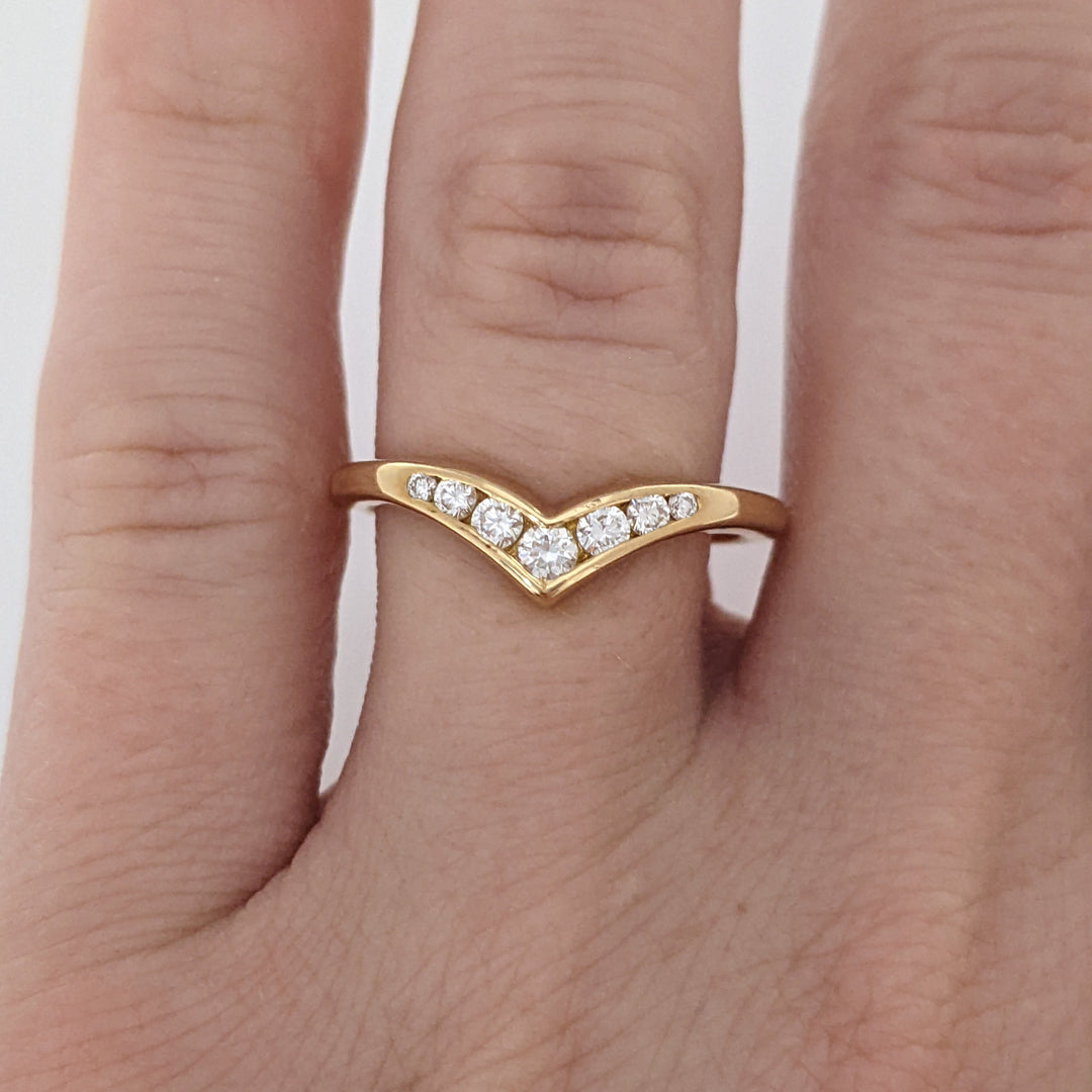 14K .24 CARAT TOTAL WEIGHT VS2 I DIAMOND ROUND (7) V-CHANNEL ESTATE BAND 3.2 GRAMS