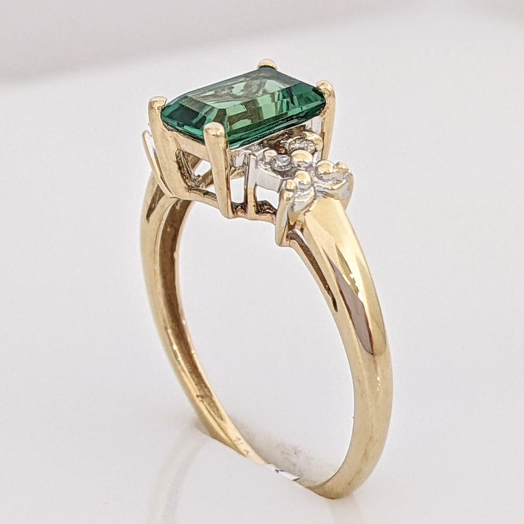 10K LAB-CREATED EMERALD CUT EMERALD 5X7 WITH (4) MELEE ESTATE RING 1.6 GRAMS