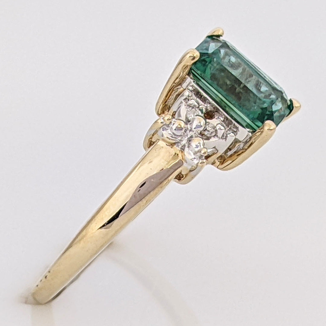 10K LAB-CREATED EMERALD CUT EMERALD 5X7 WITH (4) MELEE ESTATE RING 1.6 GRAMS