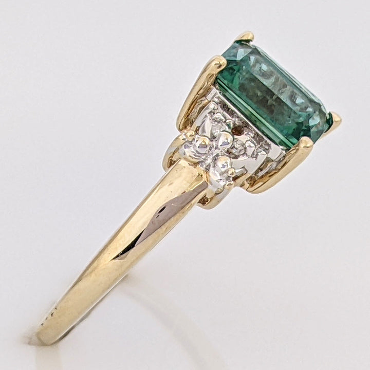 10K LAB-CREATED EMERALD CUT EMERALD 5X7 WITH (4) MELEE ESTATE RING 1.6 GRAMS
