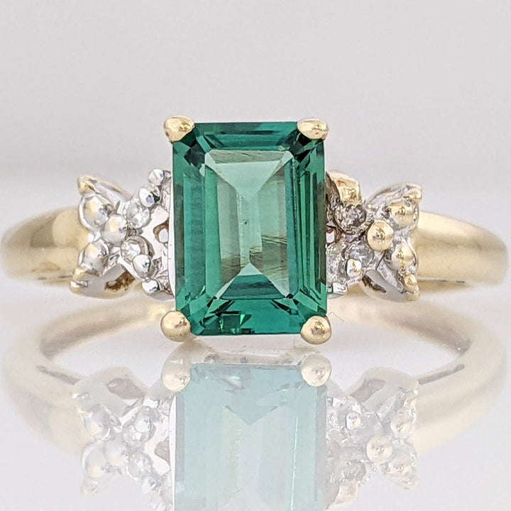 10K LAB-CREATED EMERALD CUT EMERALD 5X7 WITH (4) MELEE ESTATE RING 1.6 GRAMS
