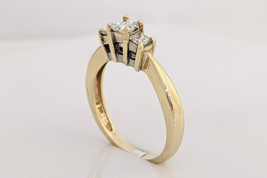 14K .50 CARAT TOTAL WEIGHT I1 H DIAMOND PRINCESS CUT (3) TRINITY ESTATE RING 3.0 GRAMS