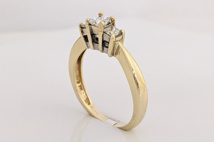 14K .50 CARAT TOTAL WEIGHT I1 H DIAMOND PRINCESS CUT (3) TRINITY ESTATE RING 3.0 GRAMS