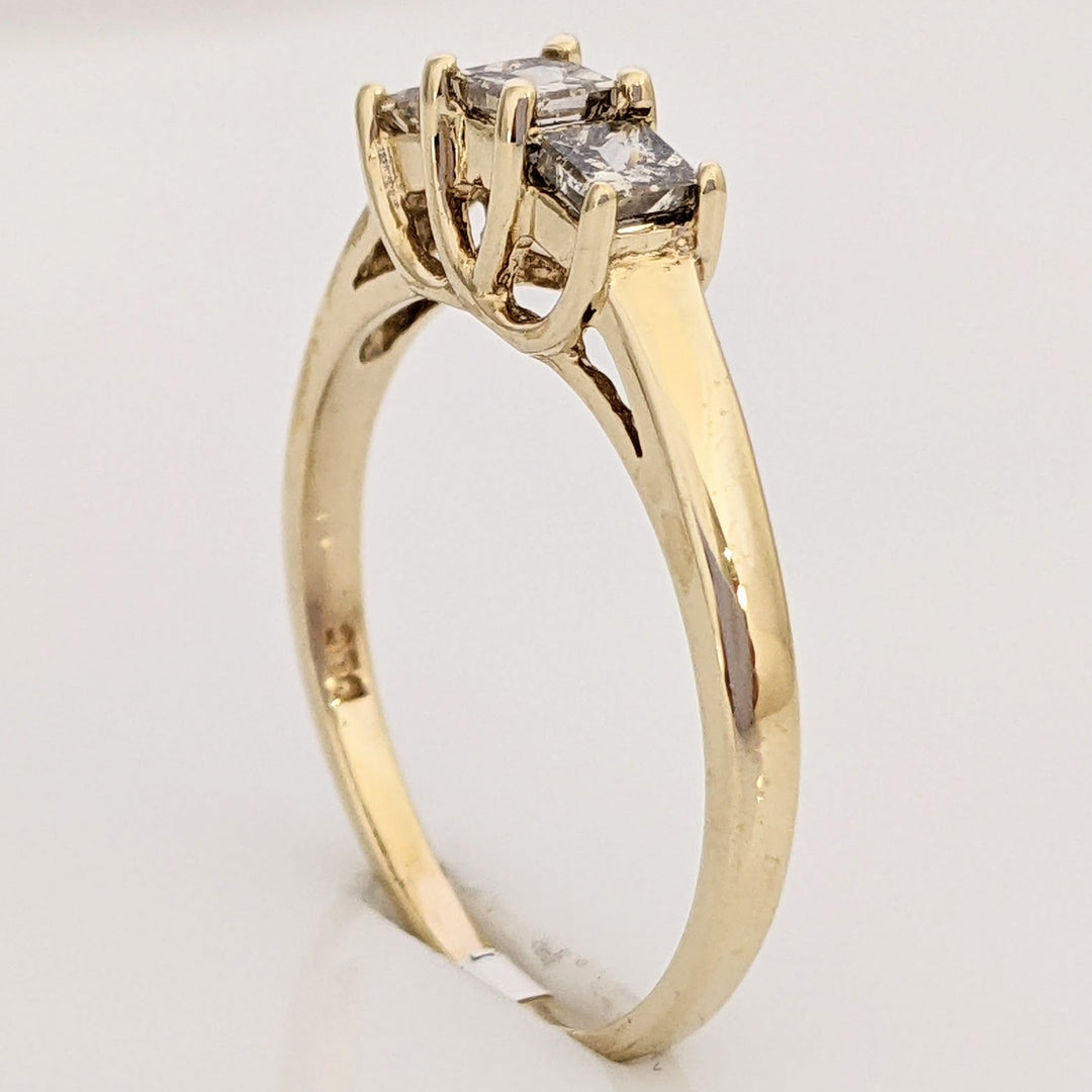 10K .51 CARAT TOTAL WEIGHT I1 P DIAMOND PRINCESS CUT (3) ESTATE TRINITY RING 1.8 GRAMS
