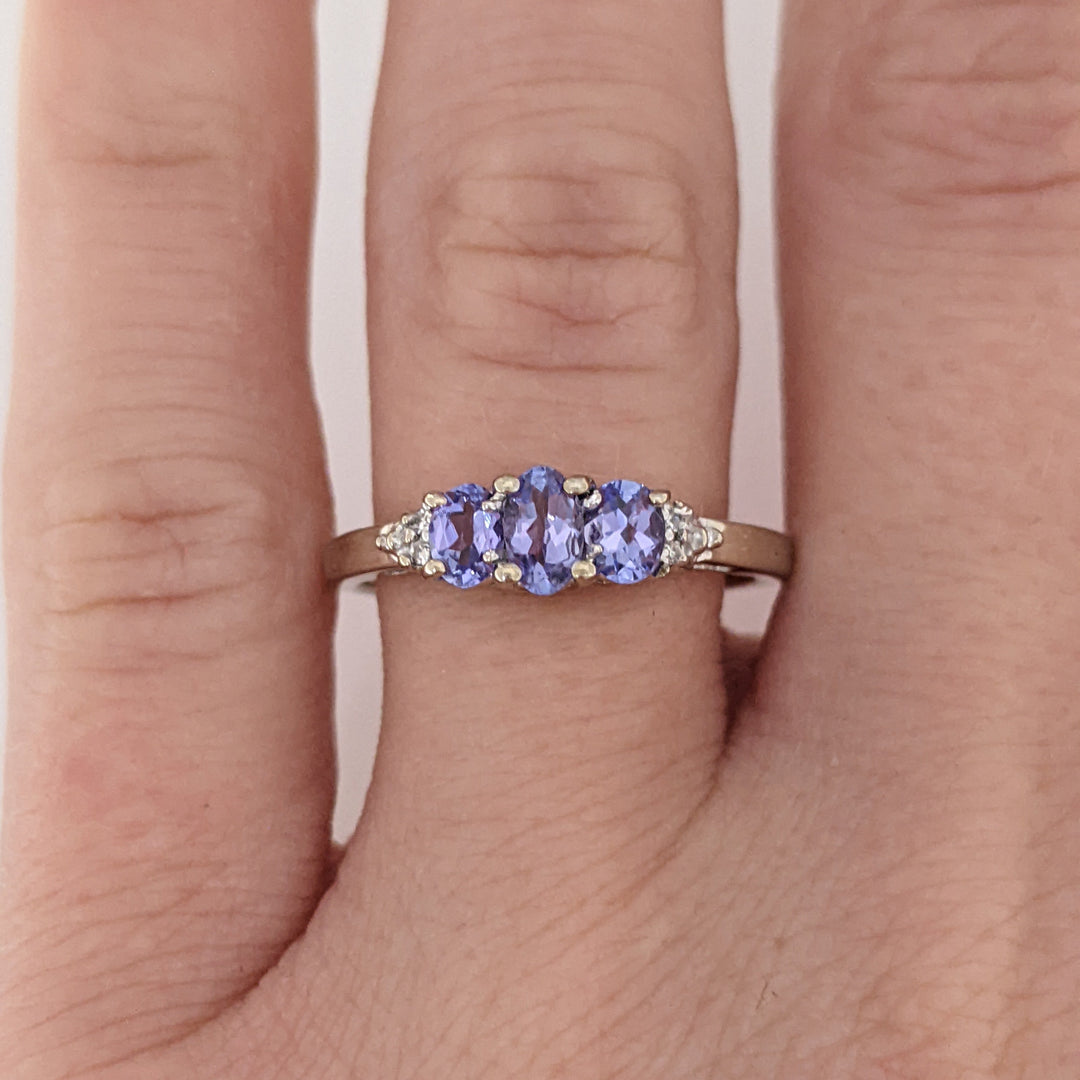 10K TANZANITE OVAL (3) WITH (4) MELEE ESTATE RING 2.3 GRAMS