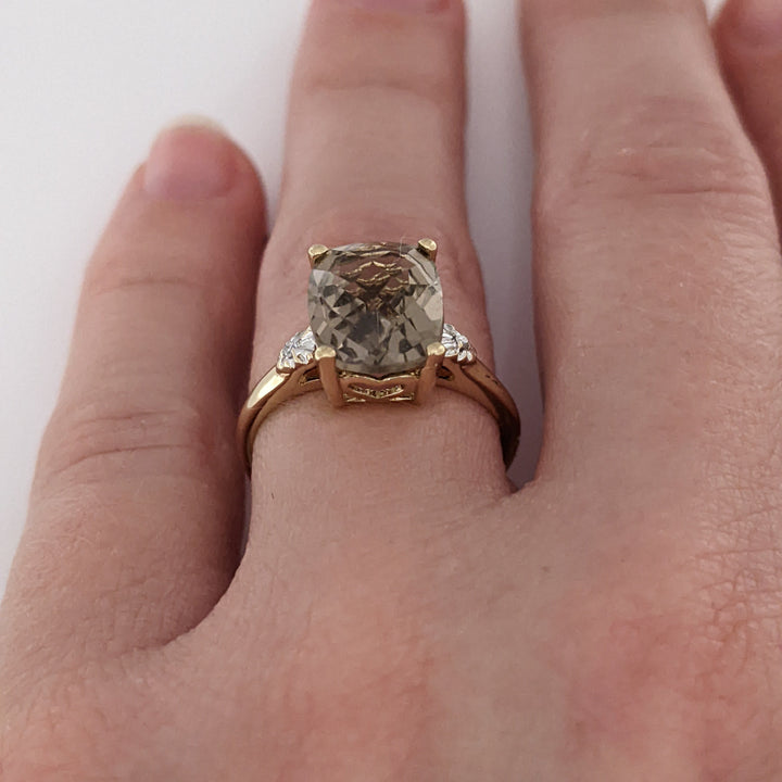 14K SMOKEY QUARTZ CUSHION CUT 8X10 WITH (2) MELEE ESTATE RING 2.5 GRAMS
