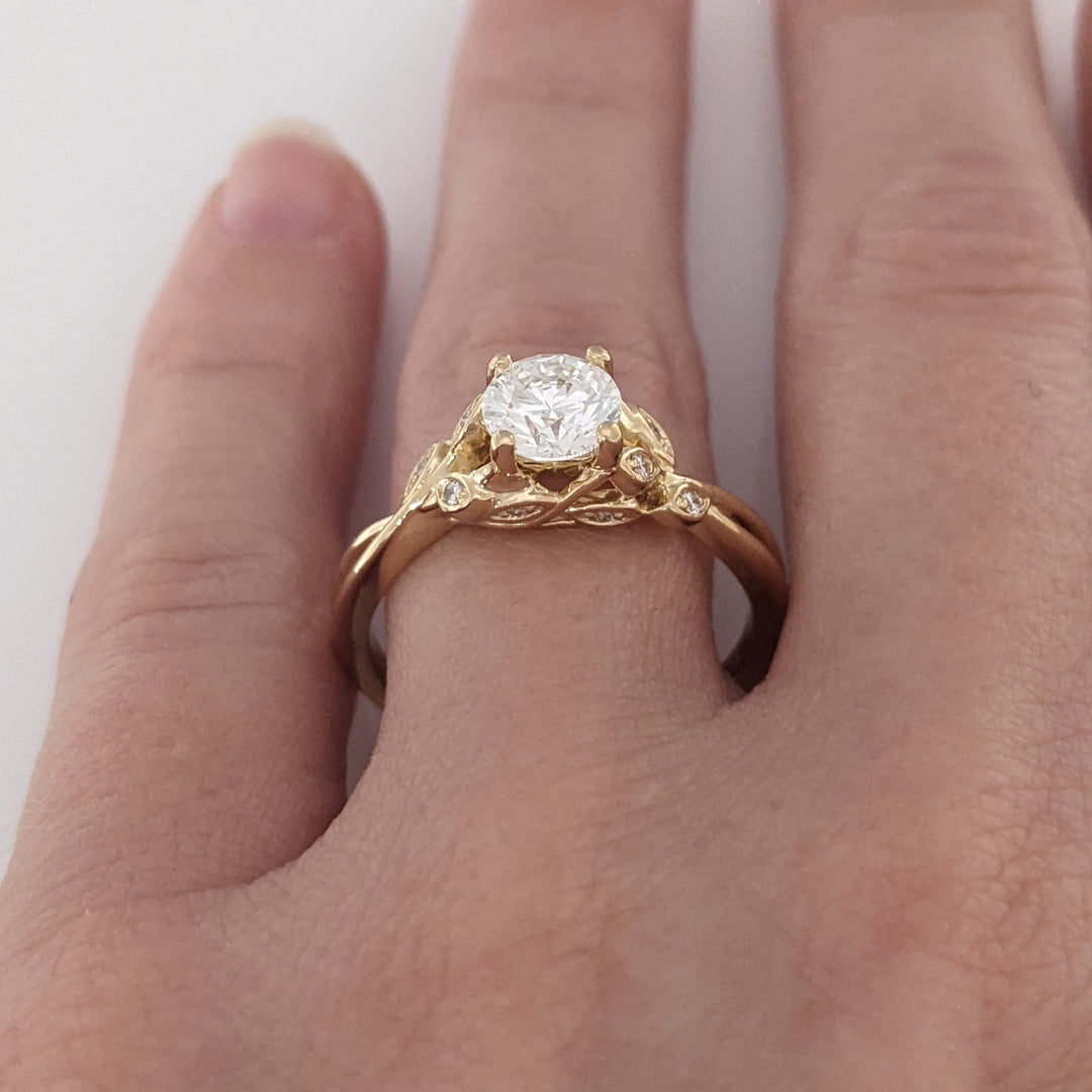 14K .90 CARAT TOTAL VS2 E DIAMOND ROUND WITH (10) MELEE ESTATE RING 3.8 GRAMS