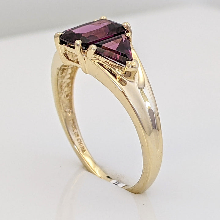 14K RHODOLITE GARNET EMERALD CUT 5X7 WITH (2) TRILLION ESTATE RING 2.6 GRAMS