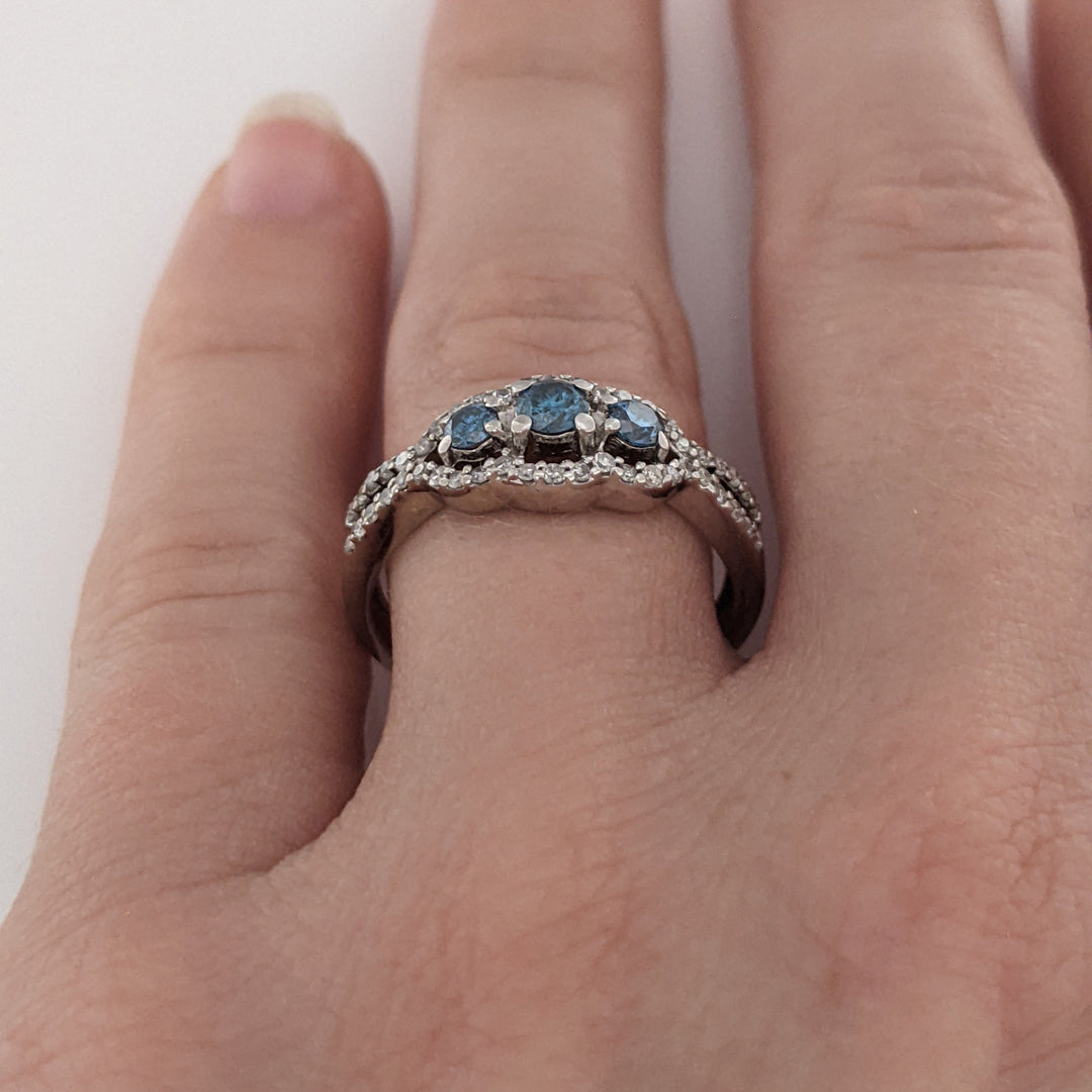 10K WHITE .51 CARAT TOTAL WEIGHT DIAMOND ROUND (3) BLUE WITH (46) WHITE ROUND ESTATE RING 2.3 GRAMS