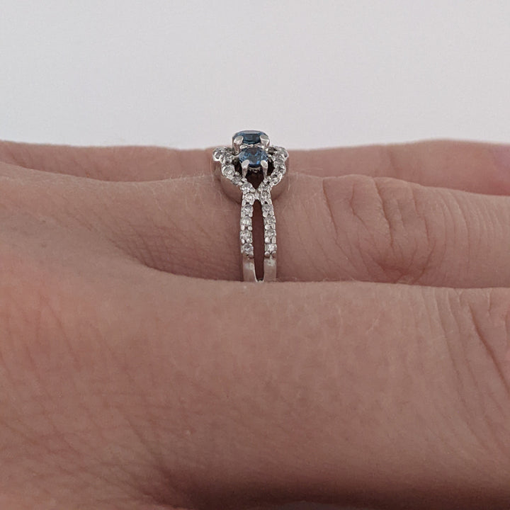 10K WHITE .51 CARAT TOTAL WEIGHT DIAMOND ROUND (3) BLUE WITH (46) WHITE ROUND ESTATE RING 2.3 GRAMS