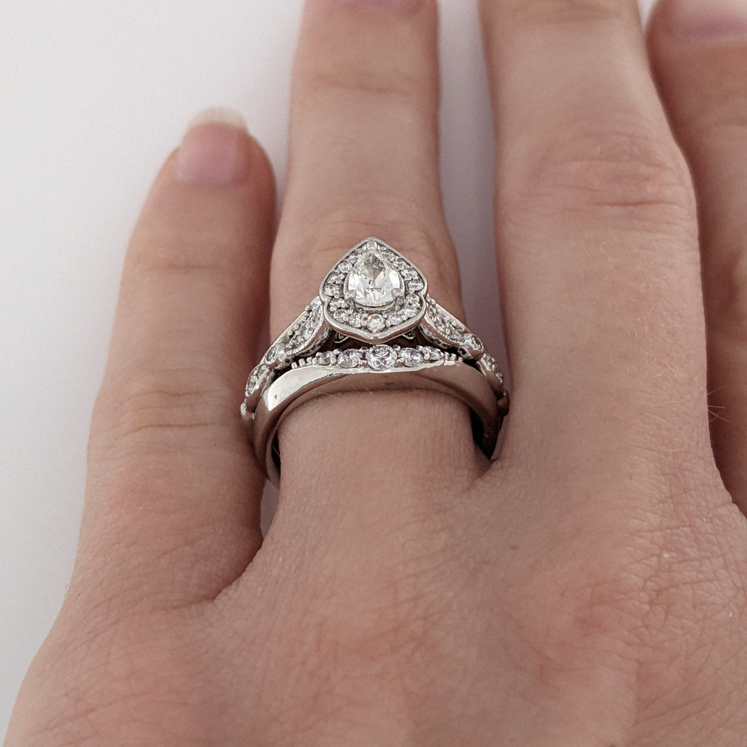 14K WHITE .53 CARAT TOTAL WEIGHT SI1 H-K DIAMOND PEAR WITH (32) ROUND MELEE ESTATE RING 7.5 GRAMS
