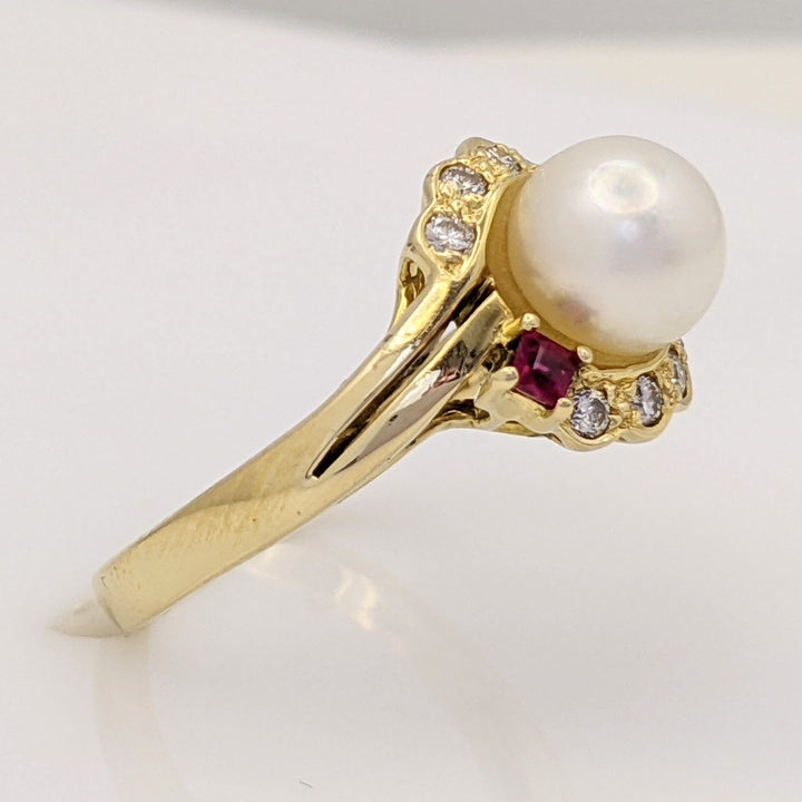 18K PEARL ROUND 7MM WITH .12 DIAMOND TOTAL WEIGHT AND (2) RUBY PRINCESS CUT ESTATE RING 4.8 GRAMS