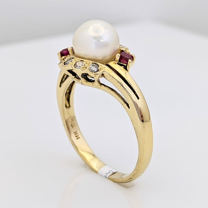 18K PEARL ROUND 7MM WITH .12 DIAMOND TOTAL WEIGHT AND (2) RUBY PRINCESS CUT ESTATE RING 4.8 GRAMS