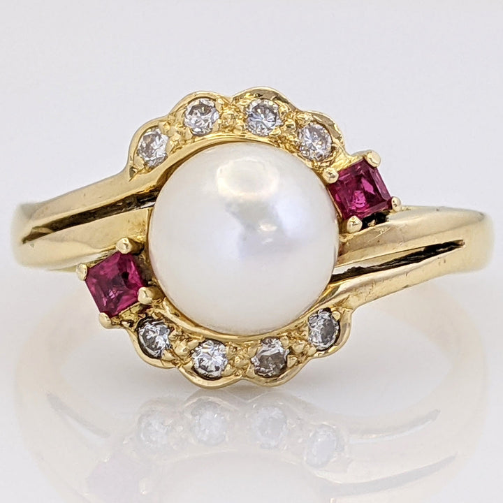 18K PEARL ROUND 7MM WITH .12 DIAMOND TOTAL WEIGHT AND (2) RUBY PRINCESS CUT ESTATE RING 4.8 GRAMS