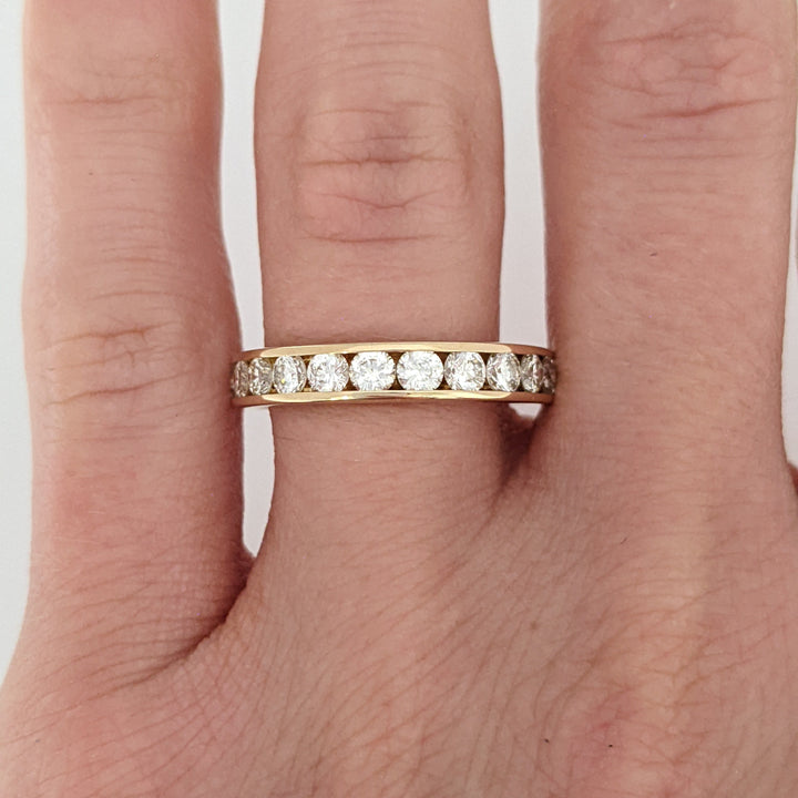 14K .96 CARAT TOTAL WEIGHT SI1 H DIAMOND ROUND (12) ESTATE CHANNEL BAND 3.3 GRAMS