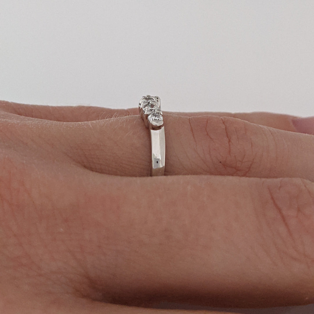 14K WHITE .27 CARAT TOTAL WEIGHT SI2 I DIAMOND ROUND (5) PRONG-SET CURVED ESTATE BAND 2.2 GRAMS