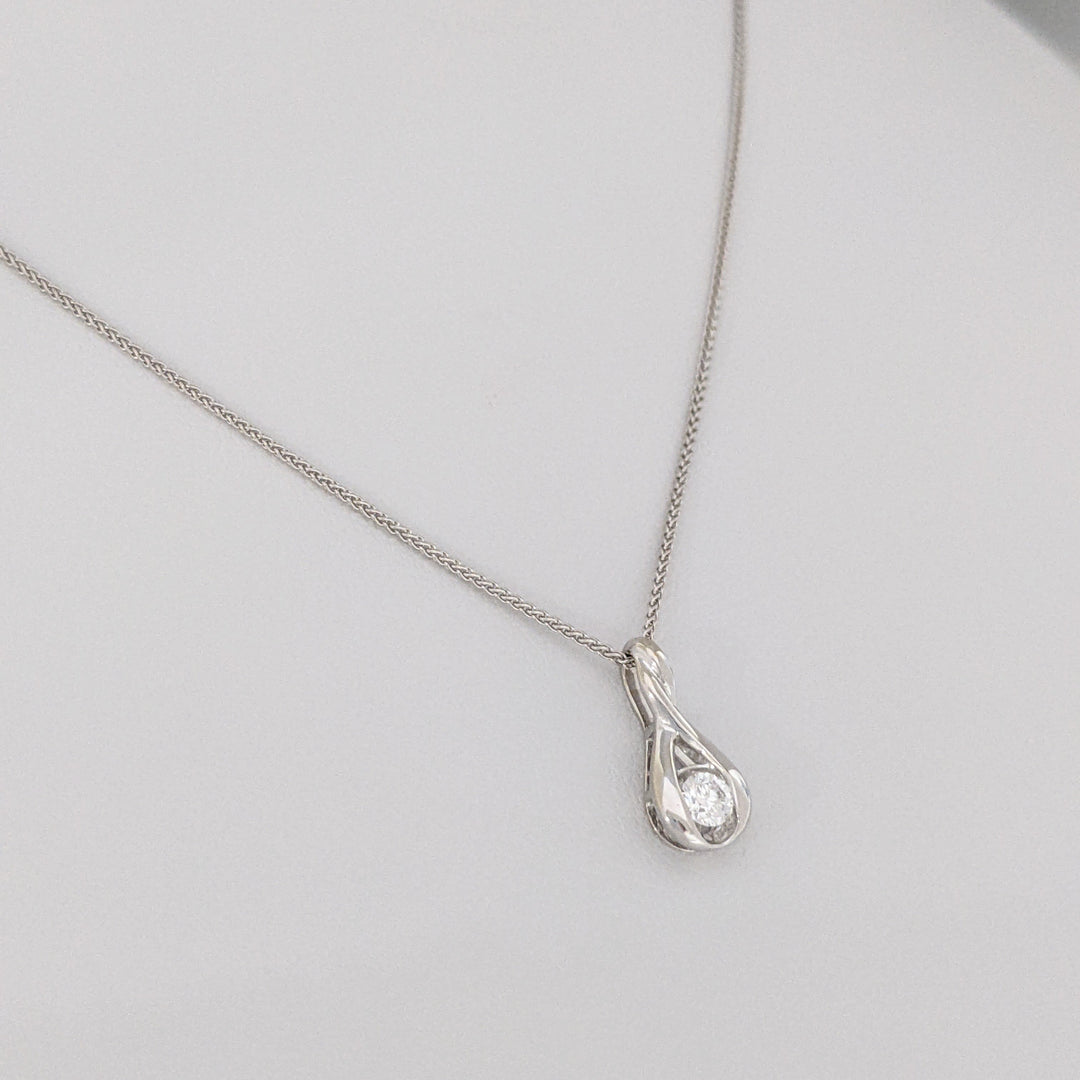 18K WHITE .11 CARAT TOAL VS2 F DIAMOND ROUND (1) BEZEL ESTATE PENDANT & CHAIN 2.8 GRAMS
