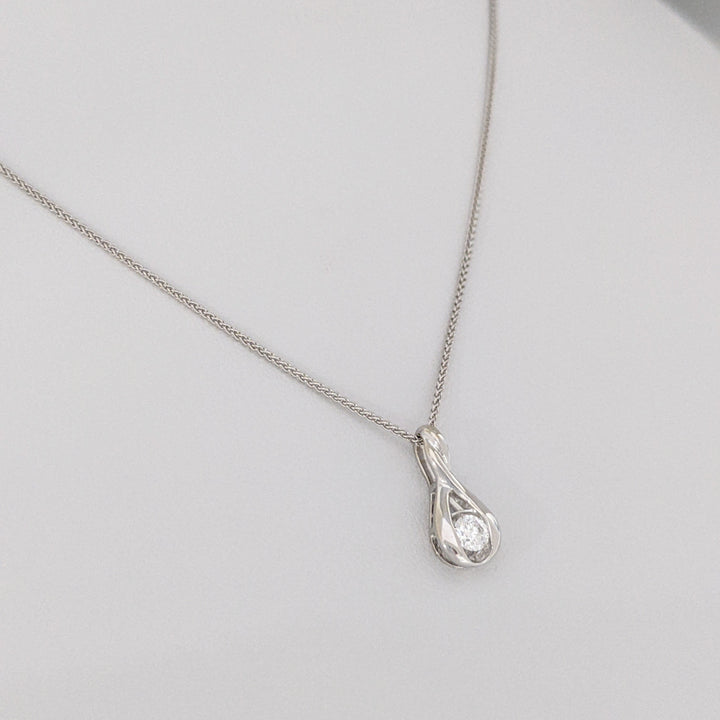 18K WHITE .11 CARAT TOAL VS2 F DIAMOND ROUND (1) BEZEL ESTATE PENDANT & CHAIN 2.8 GRAMS