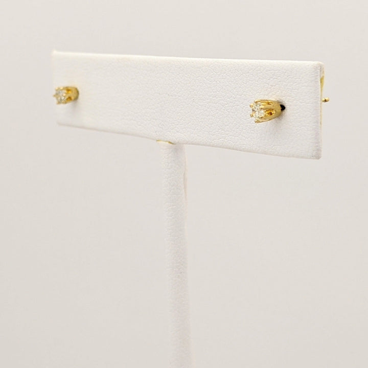 14K .14 CARAT TOTAL WEIGHT I1 I DIAMOND ROUND ESTATE STUD EARRINGS 0.6 GRAMS