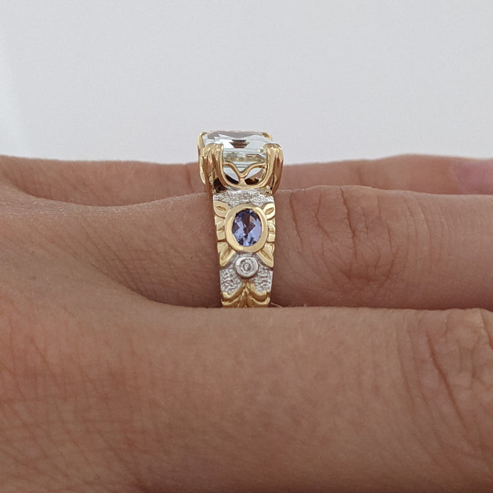 14K AQUAMARINE EMERALD CUT 7X9 WITH (2) OVAL TANZANITE WITH MELEE ESTATE RING 3.6 GRAMS