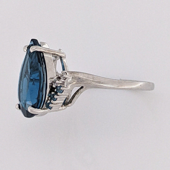 10K WHITE LONDON BLUE TOPAZ WITH (6) BLUE TOPAZ AND (2) WHITE TOPAZ ESTATE RING 3.5 GRAMS