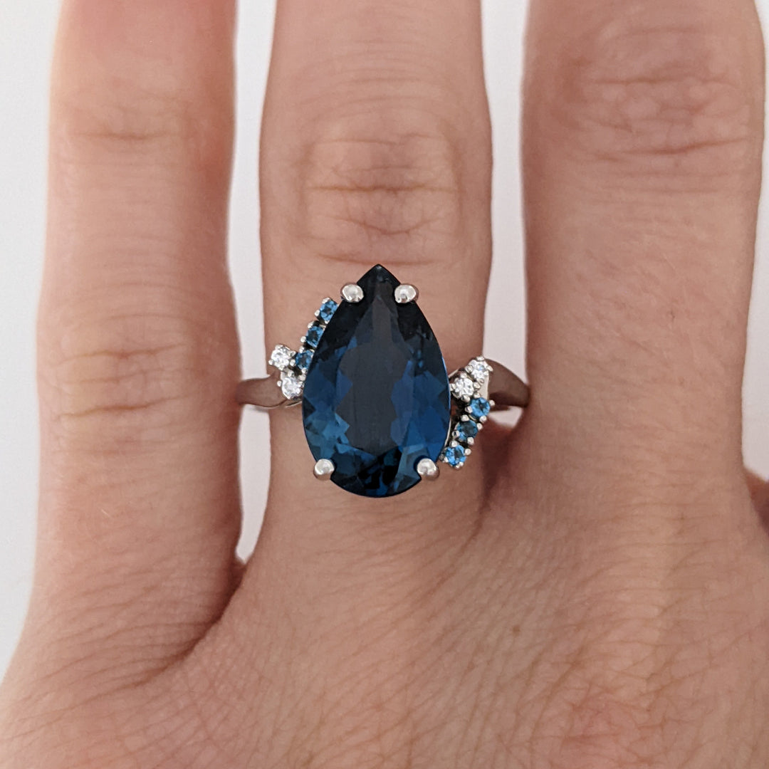 10K WHITE LONDON BLUE TOPAZ WITH (6) BLUE TOPAZ AND (2) WHITE TOPAZ ESTATE RING 3.5 GRAMS