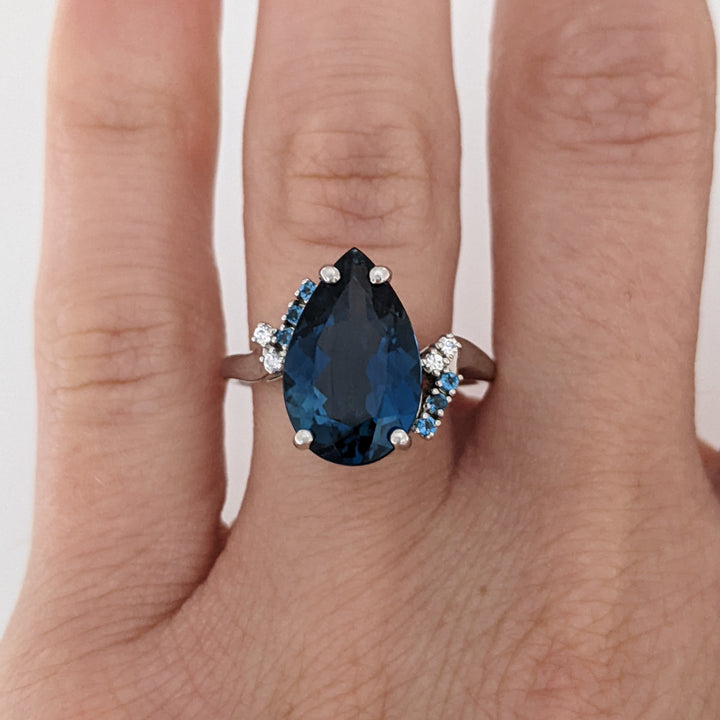 10K WHITE LONDON BLUE TOPAZ WITH (6) BLUE TOPAZ AND (2) WHITE TOPAZ ESTATE RING 3.5 GRAMS