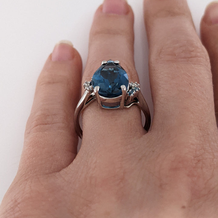 10K WHITE LONDON BLUE TOPAZ WITH (6) BLUE TOPAZ AND (2) WHITE TOPAZ ESTATE RING 3.5 GRAMS