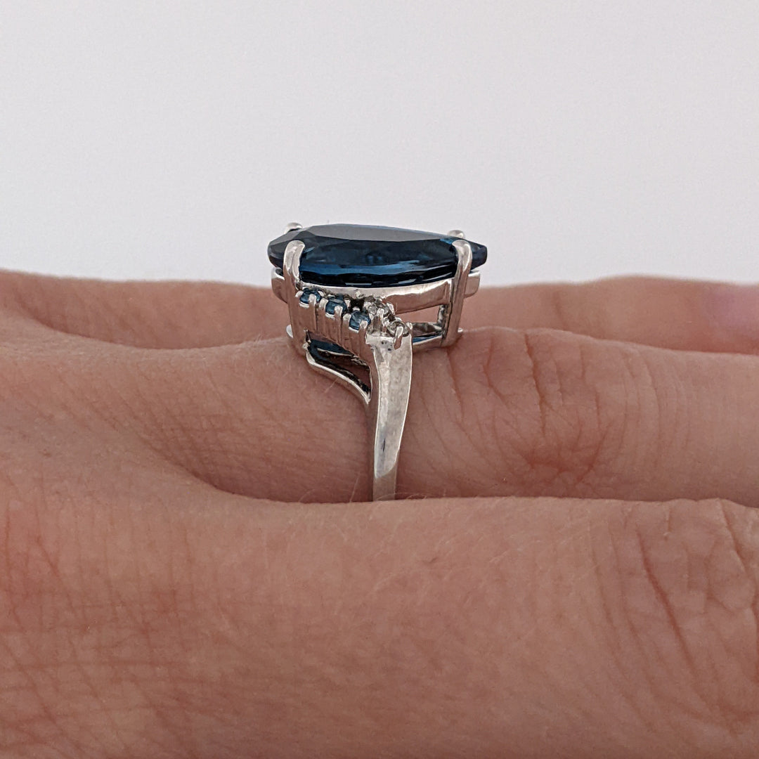 10K WHITE LONDON BLUE TOPAZ WITH (6) BLUE TOPAZ AND (2) WHITE TOPAZ ESTATE RING 3.5 GRAMS