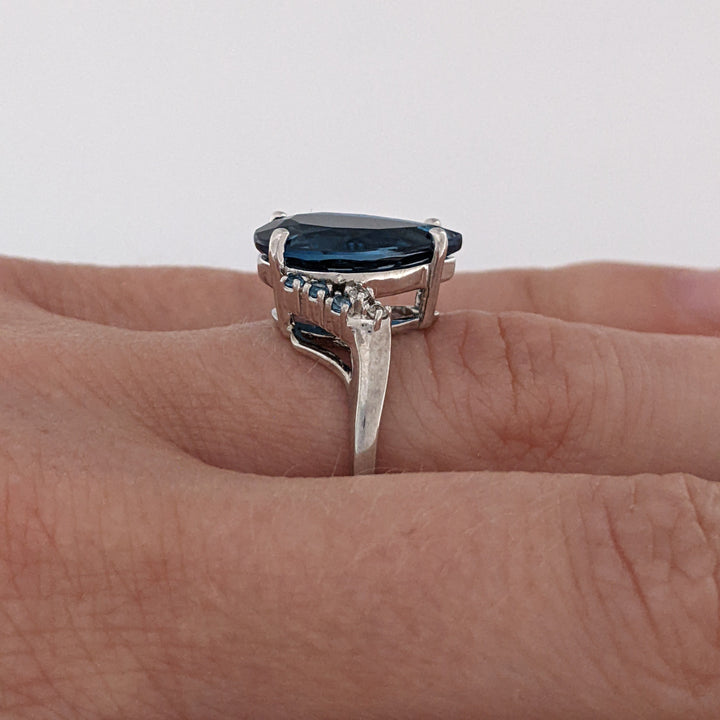 10K WHITE LONDON BLUE TOPAZ WITH (6) BLUE TOPAZ AND (2) WHITE TOPAZ ESTATE RING 3.5 GRAMS