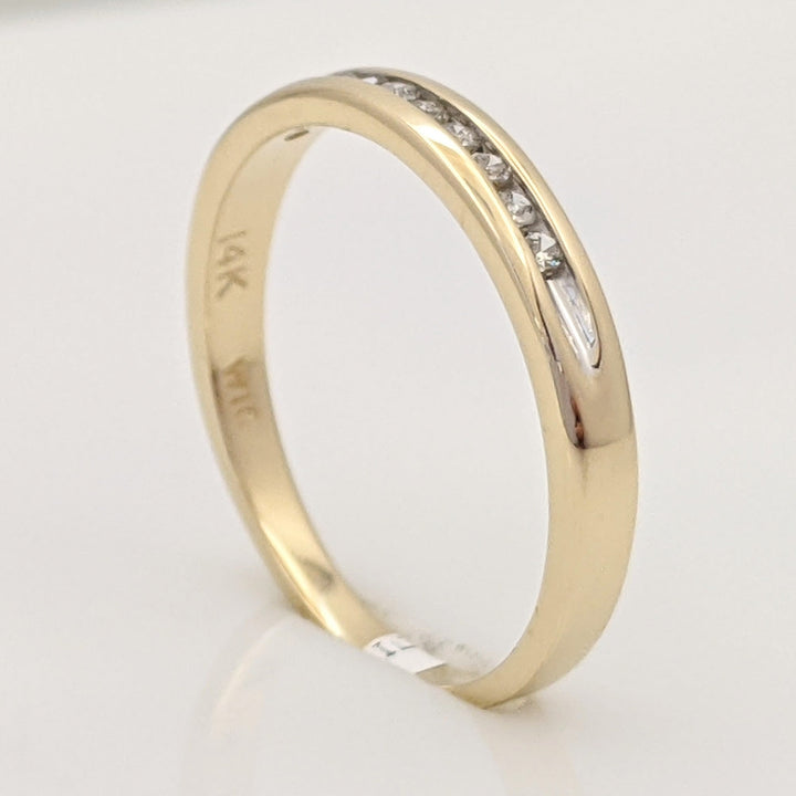 14K .10 CARAT TOTAL WEIGHT I1 H DIAMOND ROUND (10) ESTATE CHANNEL SET BAND 2.0 GRAMS